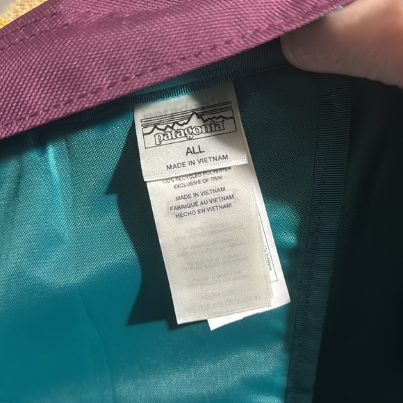 Patagonia Maroon Backpack with Teal Zippers - Picture 5 of 5